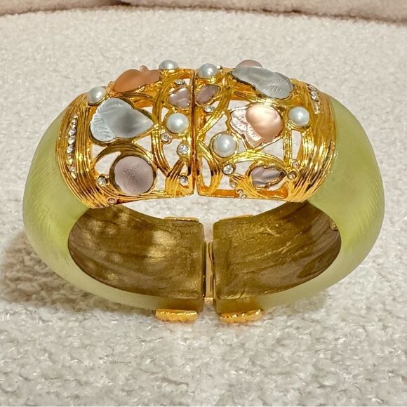 Elegant Gold and Green Bangle Bracelet From ALEXIS!!! SMALL WHITE MARK ONE SIDE! - Picture 6 of 11